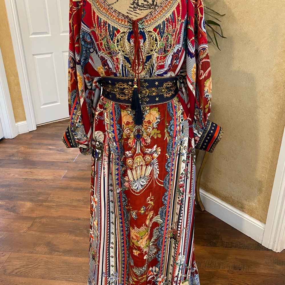 Camilla kaftan  
•   Red
•   Paisley Print
•   Three-Quarter Sleeve with V-Neck
